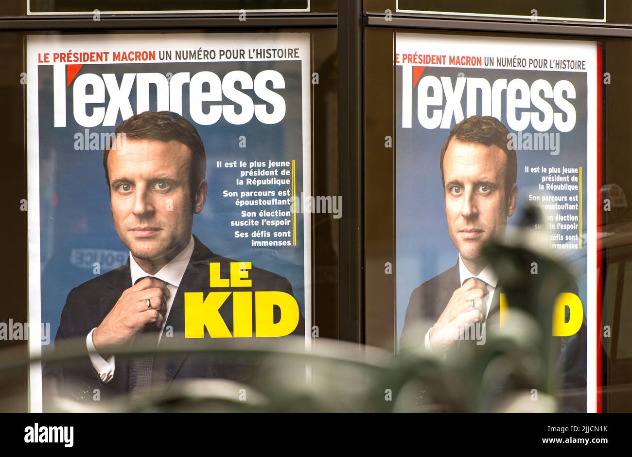 PARIS - MAI 08: Titelseite einer Zeitung mit Porträt von Emmanuel Macron in Paris, Mai 08. 2017 in Frankreich. Emmanuel Macron ist ein französischer Politiker, der es hat Stockfoto