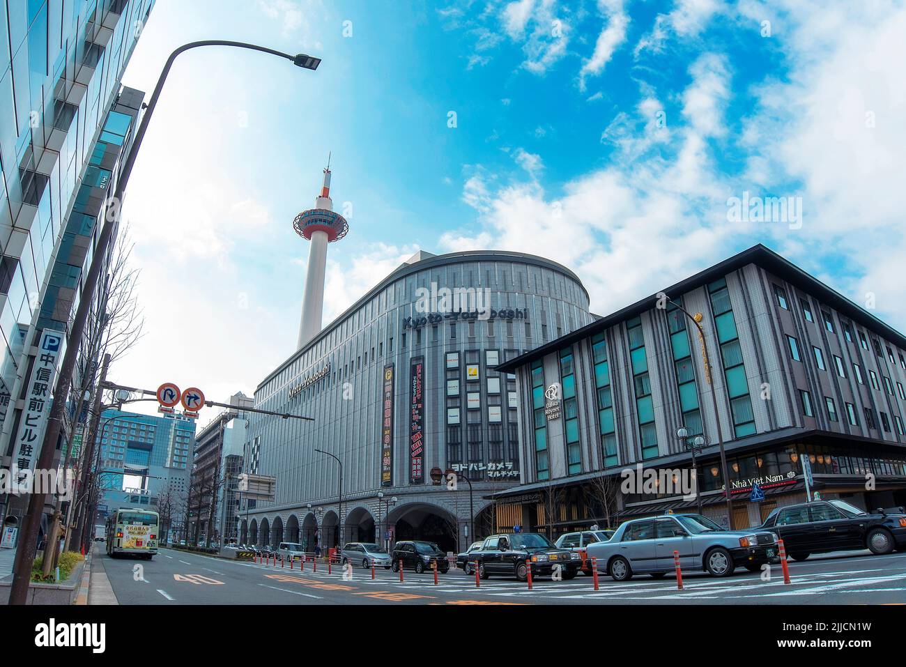 KYOTO - JAN 03: Fassade des Yodobashi-Einkaufszentrums und des Kyoto-Fernsehturms, Januar 03. 2017 in Japan. Stockfoto