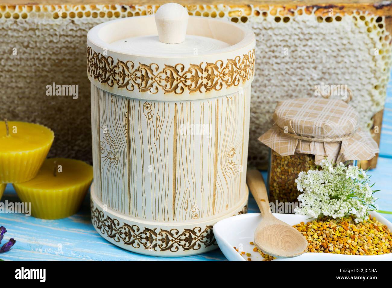 Holzfass mit Honig und anderen Bienenprodukten, Wachs, Bienenpollen. Stockfoto