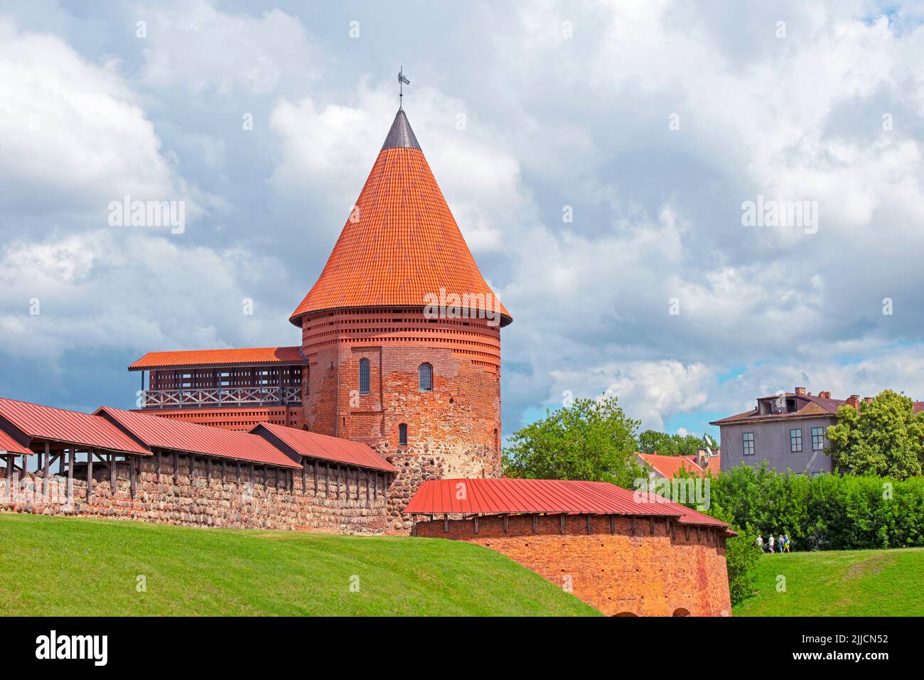 Die Hauptansicht des Ziegelrundturms und der Bastion der Burg Kaunas, Litauen Stockfoto