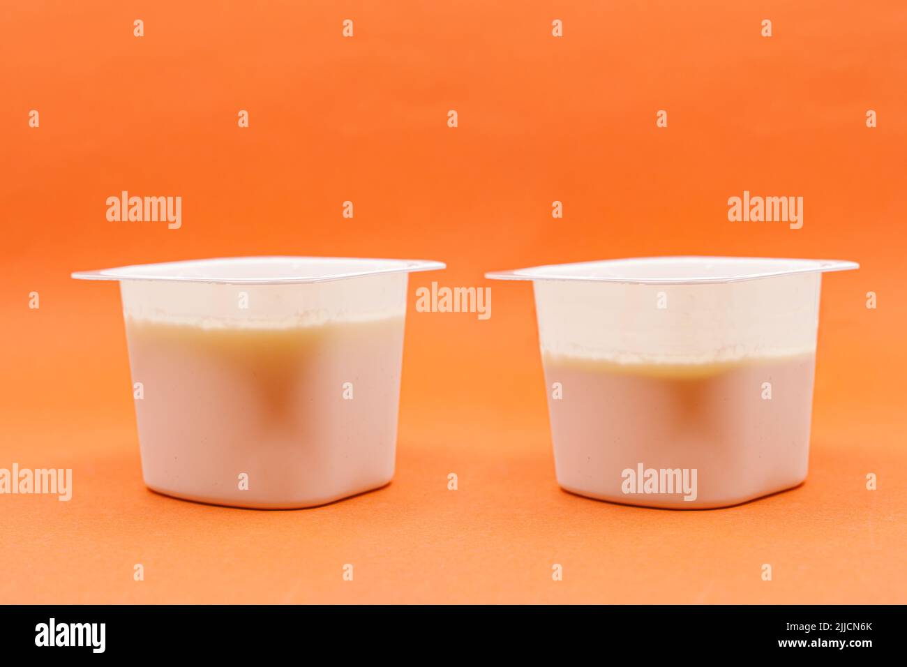Joghurt weniger voll als der vorherige. Shrinkflation-Konzept Stockfoto