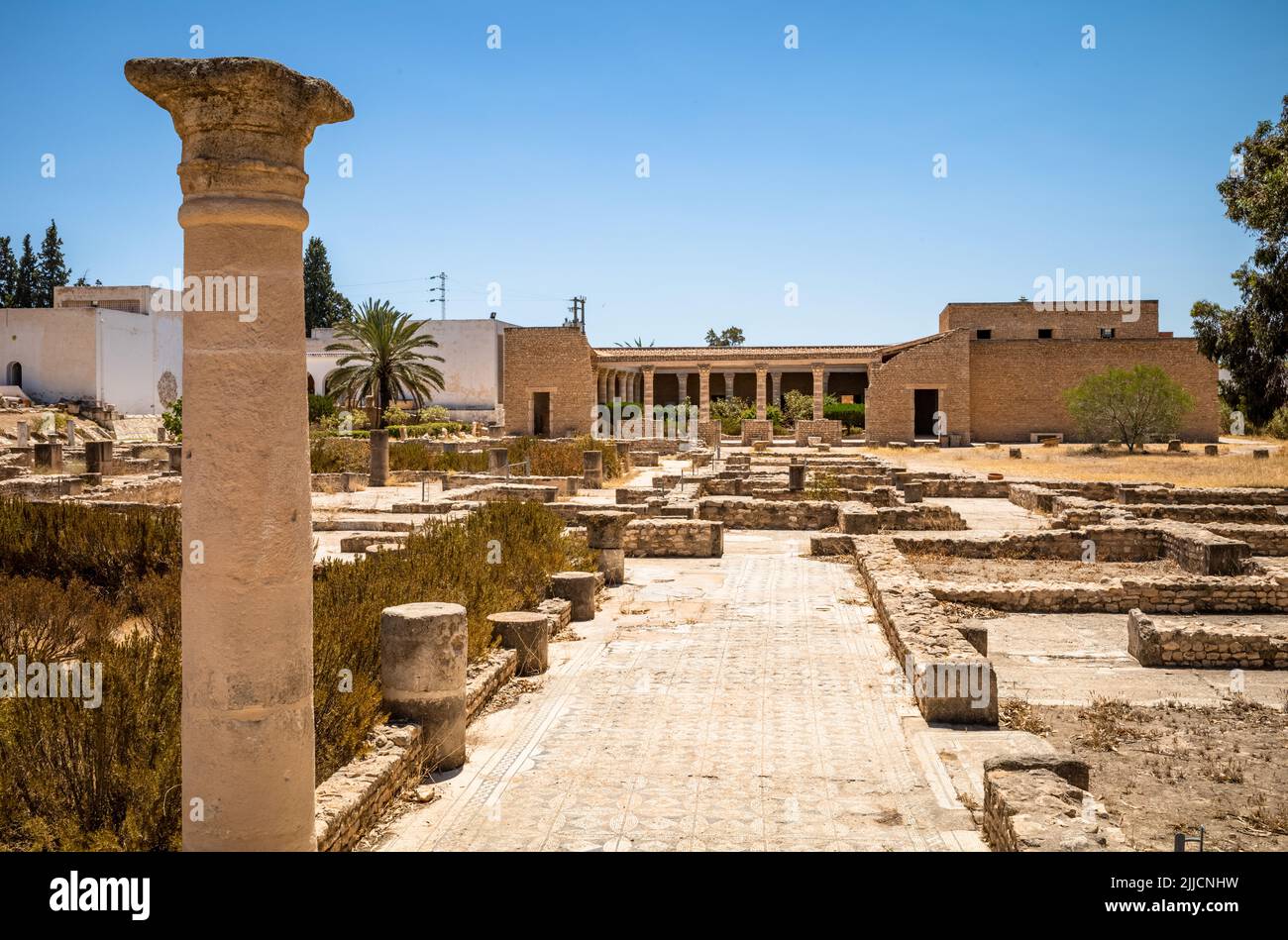 Blick über den Archäologischen Park auf die rekonstruierte römische Villa dar Afrika im Archäologischen Museum El Jem in Tunesien. Stockfoto