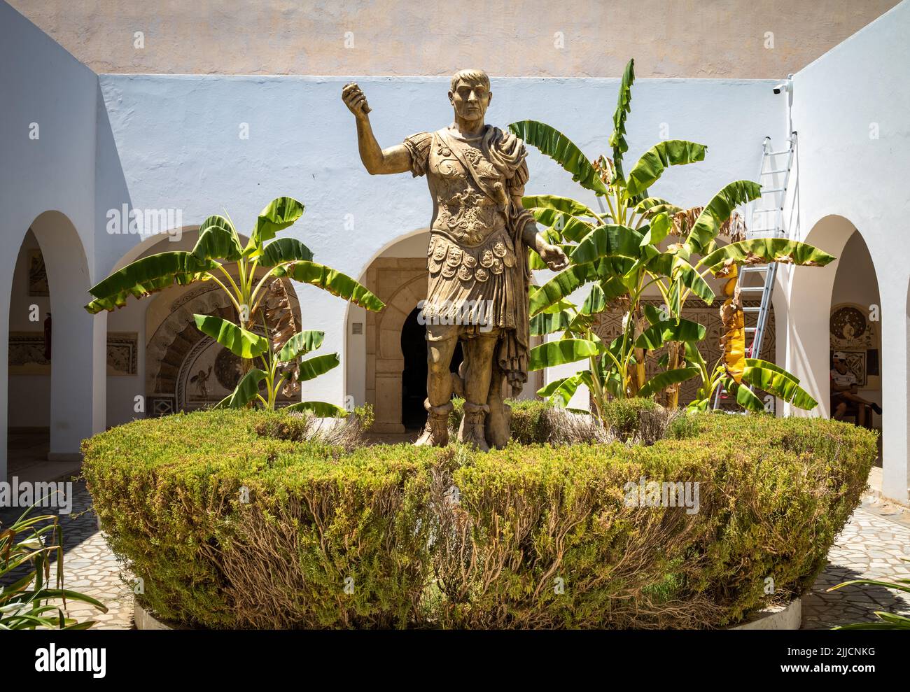 Eine Statue eines Offiziers der römischen Armee im zentralen Innenhof des Archäologiemuseums El Jem in Tunesien. Stockfoto