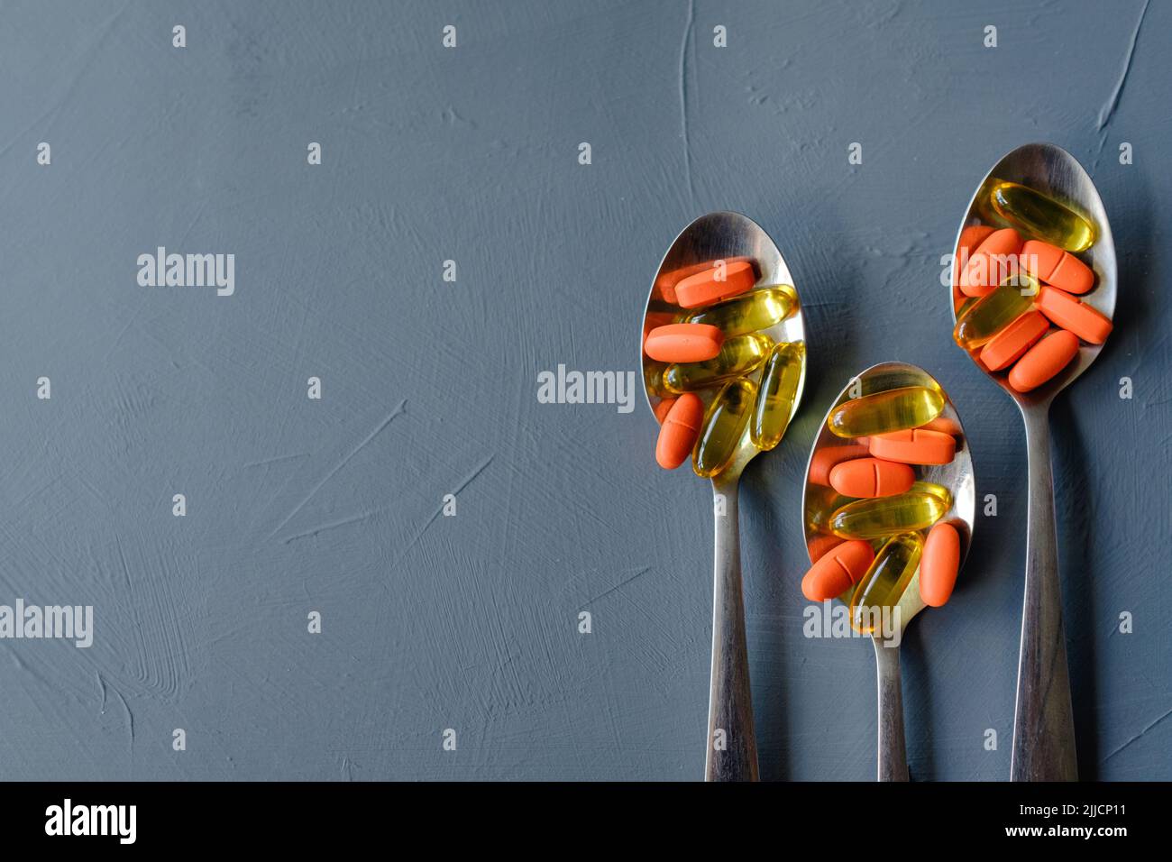 Pillen Kapsel Löffel Dosierung Medikamentengabe Stockfoto
