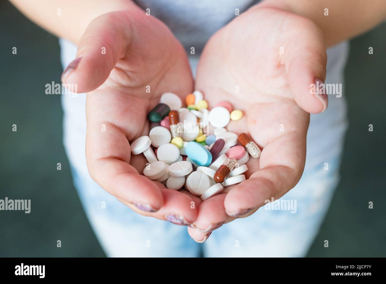 Pillen Kapsel Hände Dosierung Medikamentengabe Stockfoto