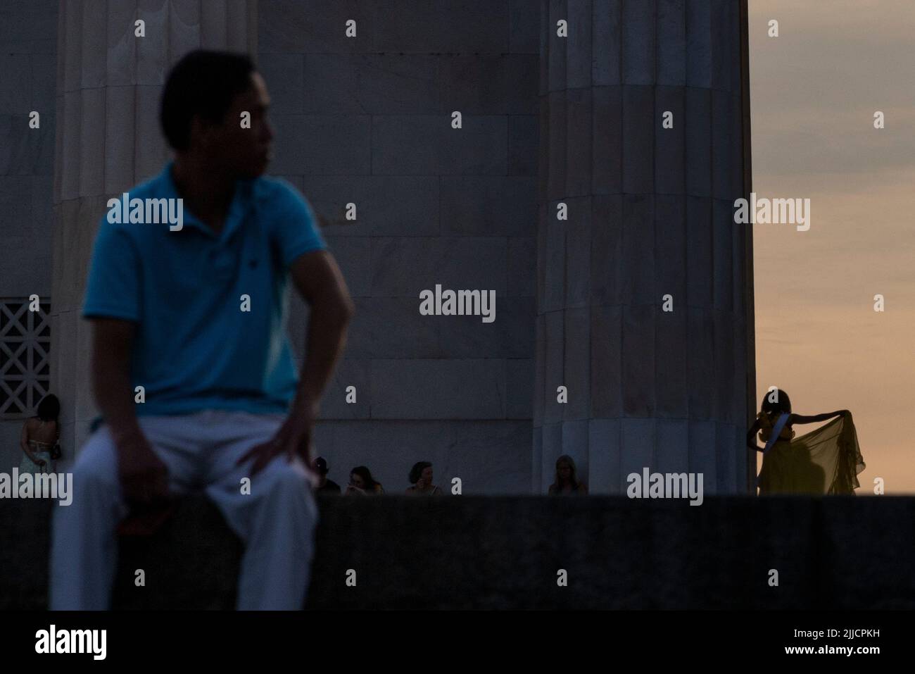 WASHINGTON, D.C., 25. Juli 2022 (Xinhua) -- Touristen besuchen das Lincoln Memorial, als eine Hitzewelle am 24. Juli 2022 die Temperatur in Washington, DC, USA, auf fast 94 Grad Fahrenheit (34,4 Grad Celsius) erhöht. Die anhaltende Hitzewelle von den Southern Plains bis in den Nordosten der Vereinigten Staaten hat zu mehreren hitzebedingten Todesfällen sowie zu gestörten Reise- und Outdoor-Veranstaltungen geführt. Laut einem Bulletin des US National Weather Service am Sonntag stehen über 85 Millionen Amerikaner unter übermäßigen Hitzewarnungen oder Hitzewarnungen. (Foto von Aaron Schwartz/ Stockfoto