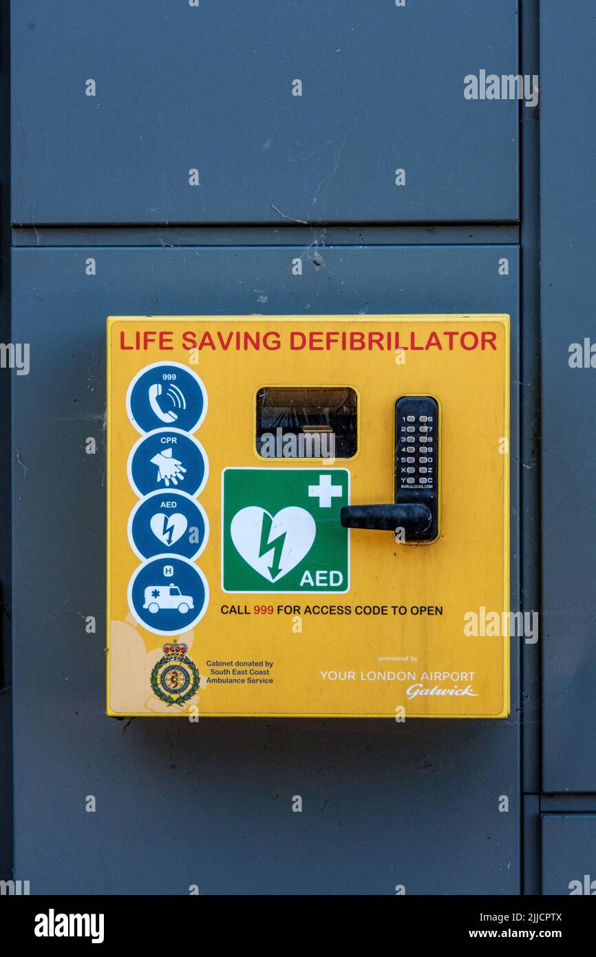 Dorking Surrey Hills London, Großbritannien, Juli 24 2022, Life Saving Defibrillator Equipement Stockfoto