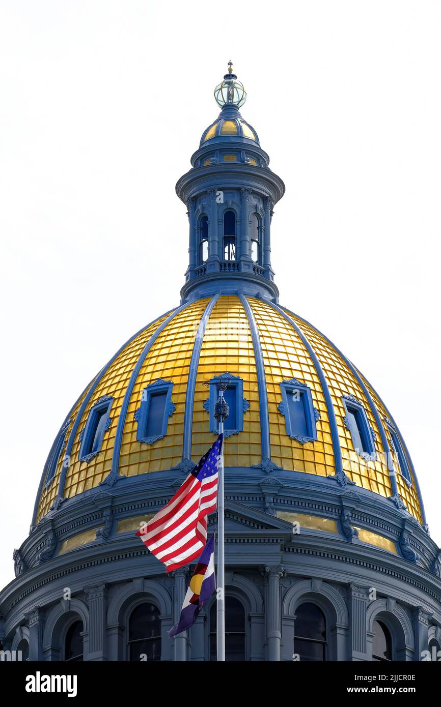 Colorado State Capitol Building mit Gold Golden Dome Architektur und amerikanischer Flagge Stockfoto