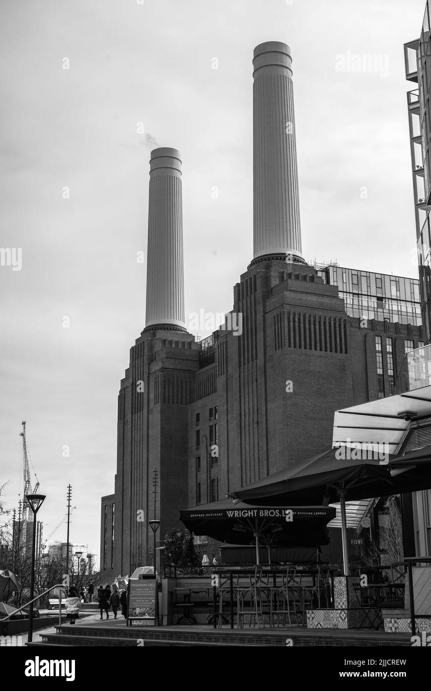 Das Kraftwerk Battersea ist seit seiner Eröffnung im Jahr 1955 eine zentrale Ikone der Londoner Skyline. Wiedereröffnung für die Öffentlichkeit im September 2022 Stockfoto