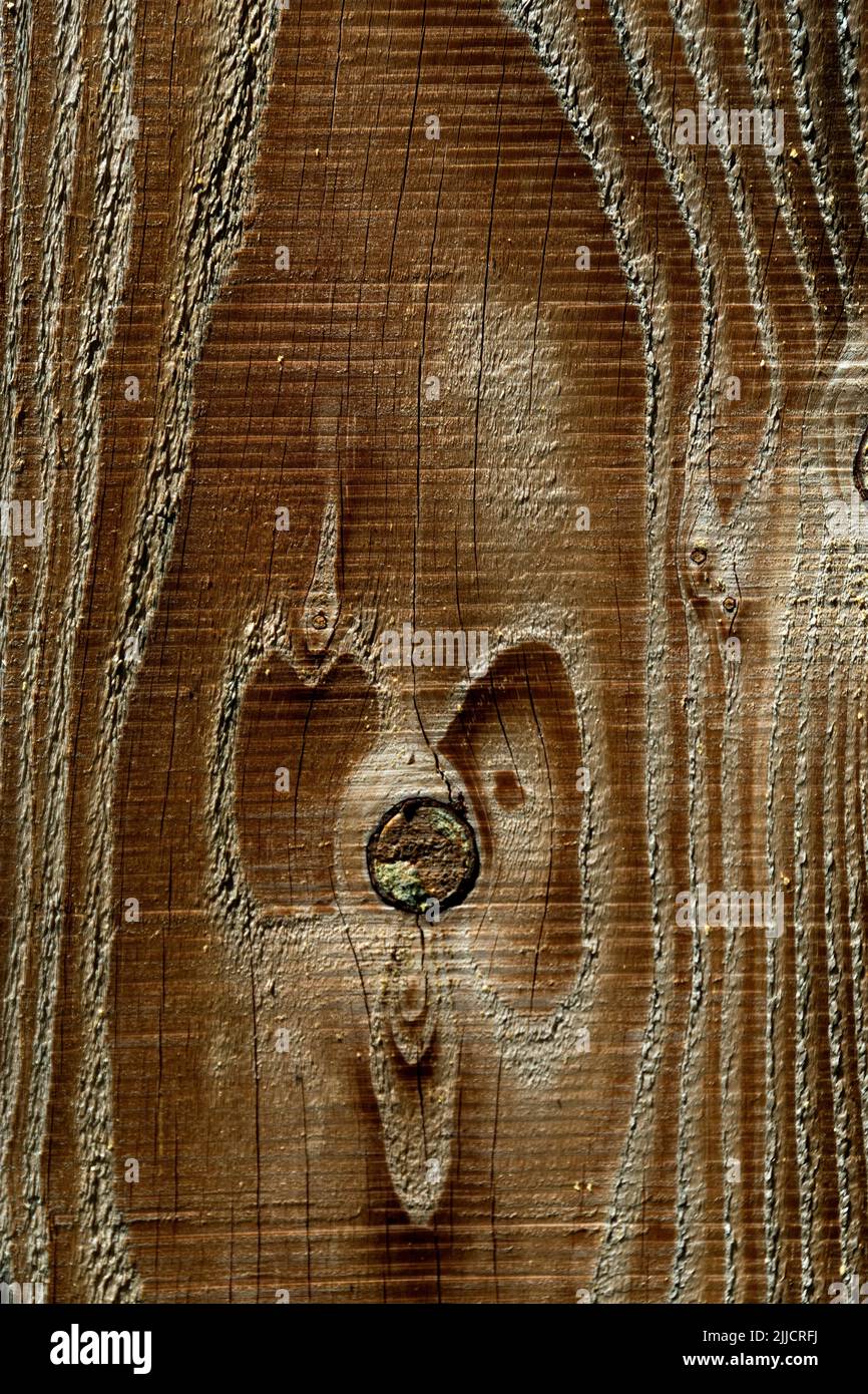 Nahaufnahme der strukturierten Holzoberfläche mit natürlichen Mustern und Korndetails Stockfoto