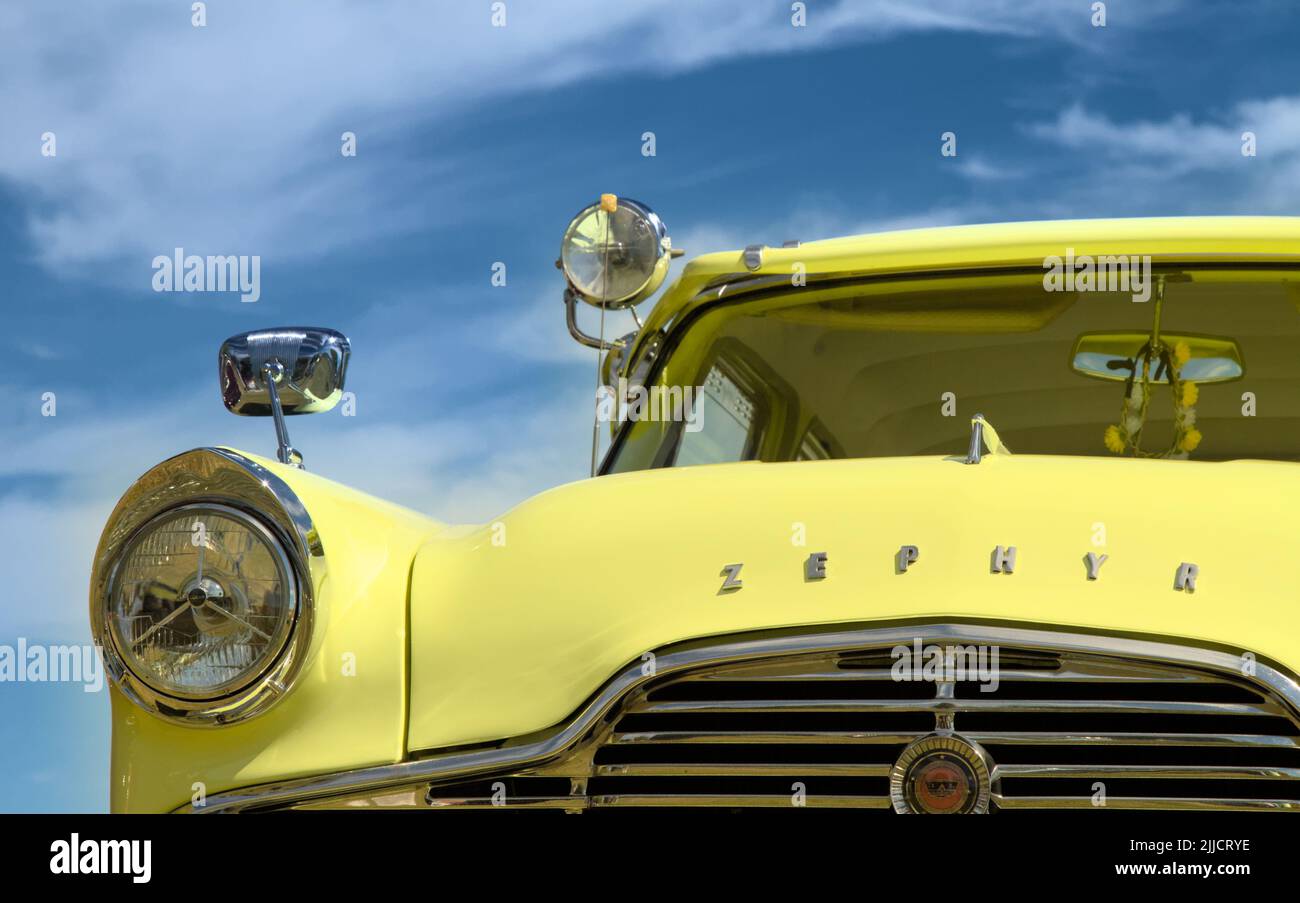 Vorderseite Eines Vintage Classic Yellow Ford Zechhyr 1959 gegen Einen Blue Sky, Großbritannien Stockfoto