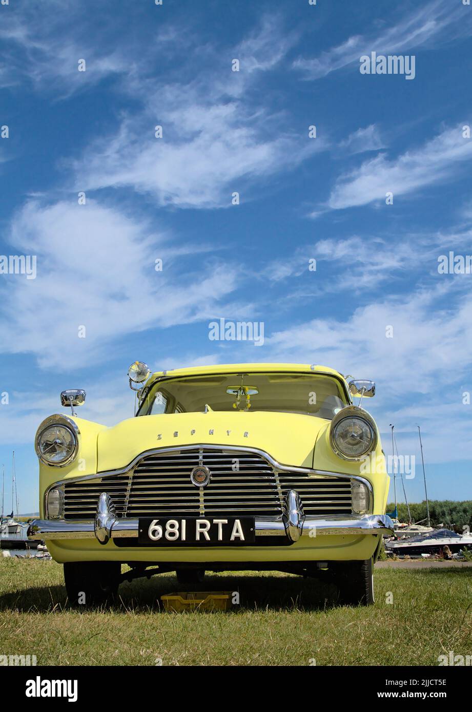 Vorderseite Eines Vintage Classic Yellow Ford Zechhyr 1959 gegen Einen Blue Sky, Großbritannien Stockfoto