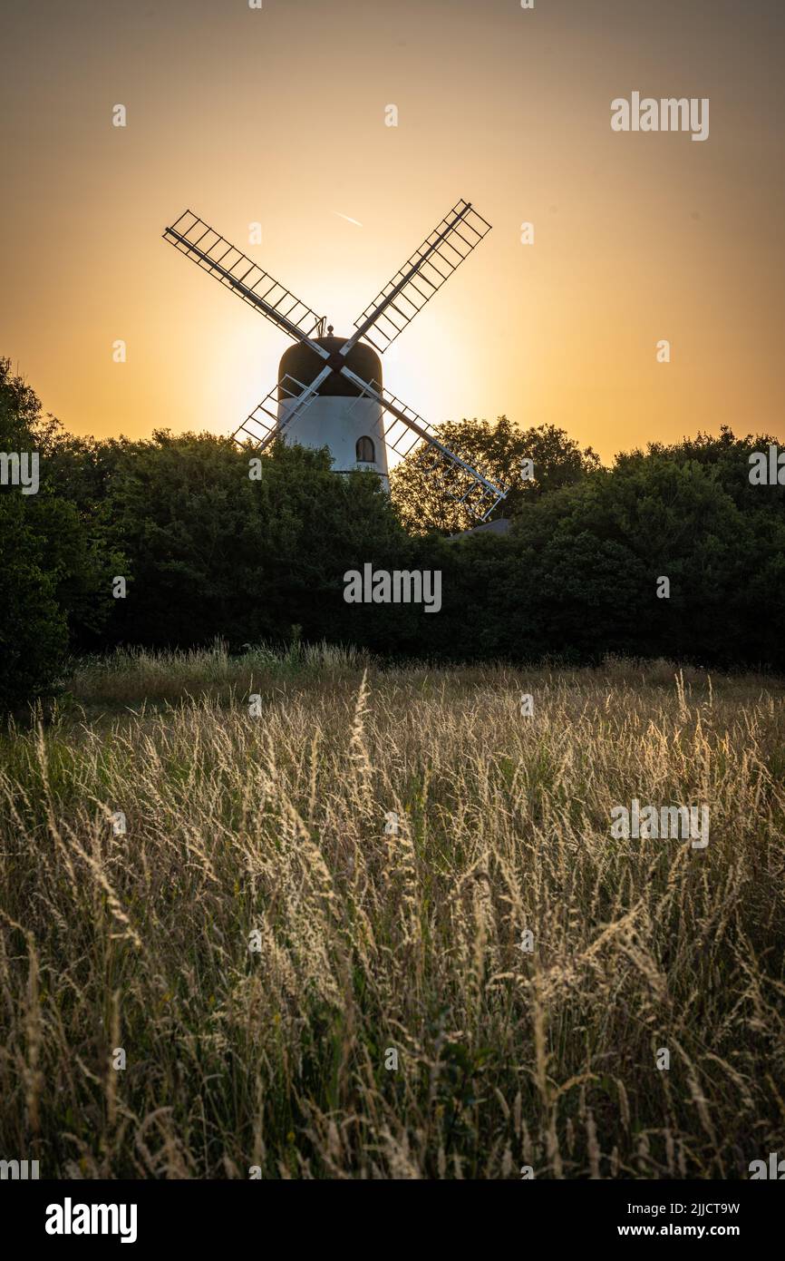 Hinterleuchtete Windmühle im Morgengrauen Stockfoto