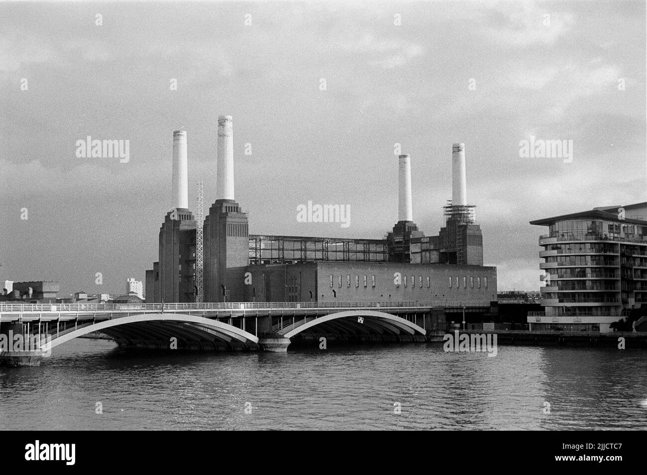 Das Kraftwerk Battersea ist seit seiner Eröffnung im Jahr 1955 eine zentrale Ikone der Londoner Skyline. Wiedereröffnung für die Öffentlichkeit im September 2022 Stockfoto