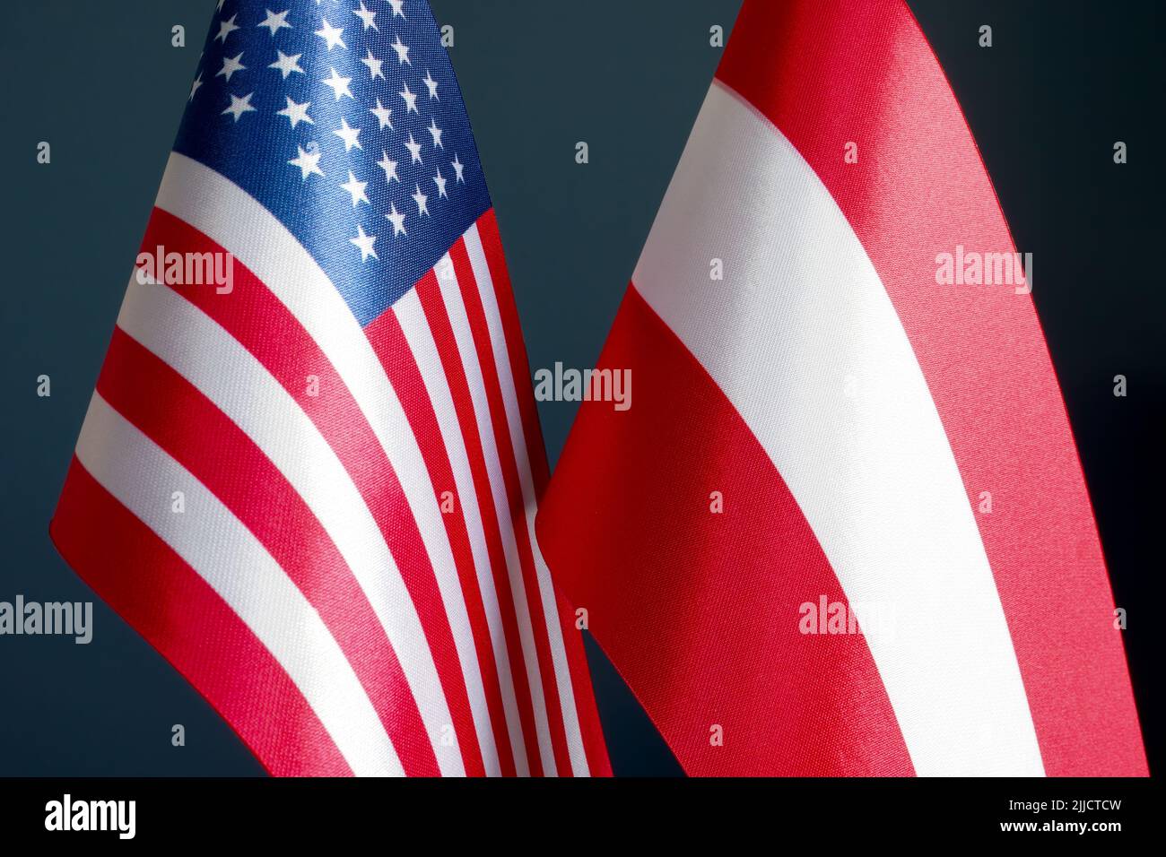 Nahaufnahme der Flaggen der USA und Österreichs. Stockfoto