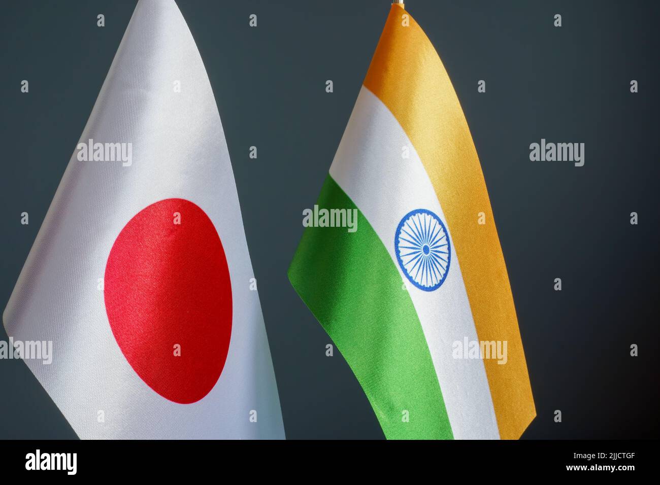 Kleine Flaggen von Japan und Indien. Diplomatische Beziehungen. Stockfoto