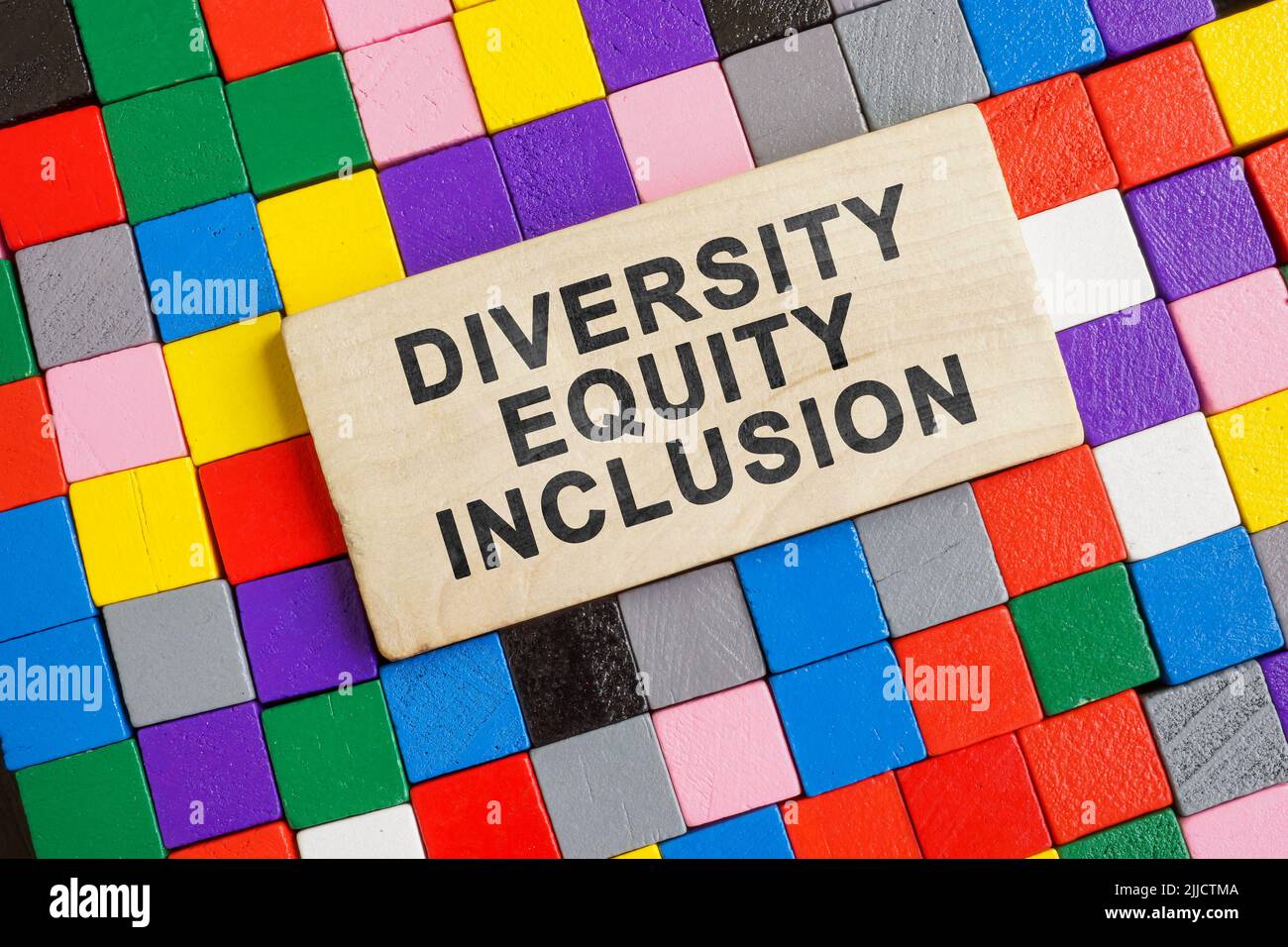Die Inschrift Diversity Equity und Inclusion ist von farbigen Würfeln umgeben. Stockfoto