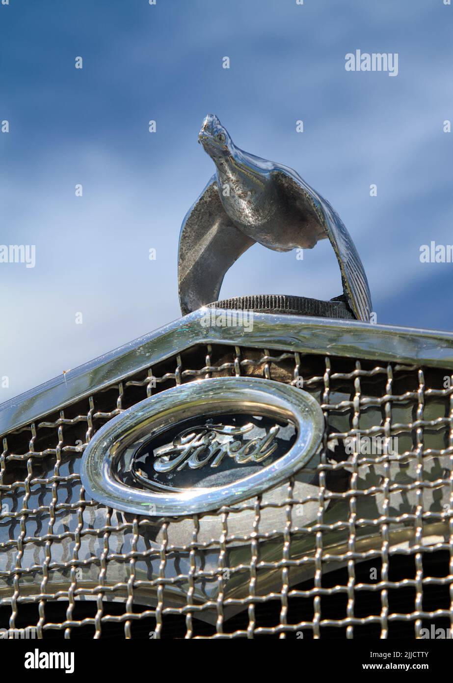 Abzeichen und Quail Car Maskottchen eines Ford Vintage Motor Car aus dem Jahr 1930, Christchurch, Großbritannien Stockfoto