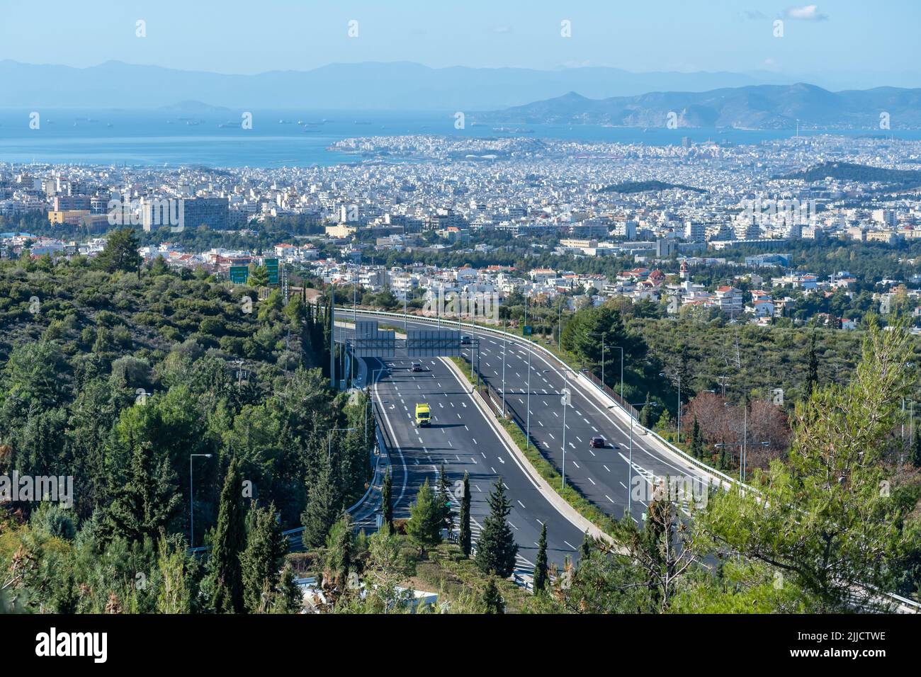 Ymittos-Ringstraße mit Athen im Hintergrund Stockfoto