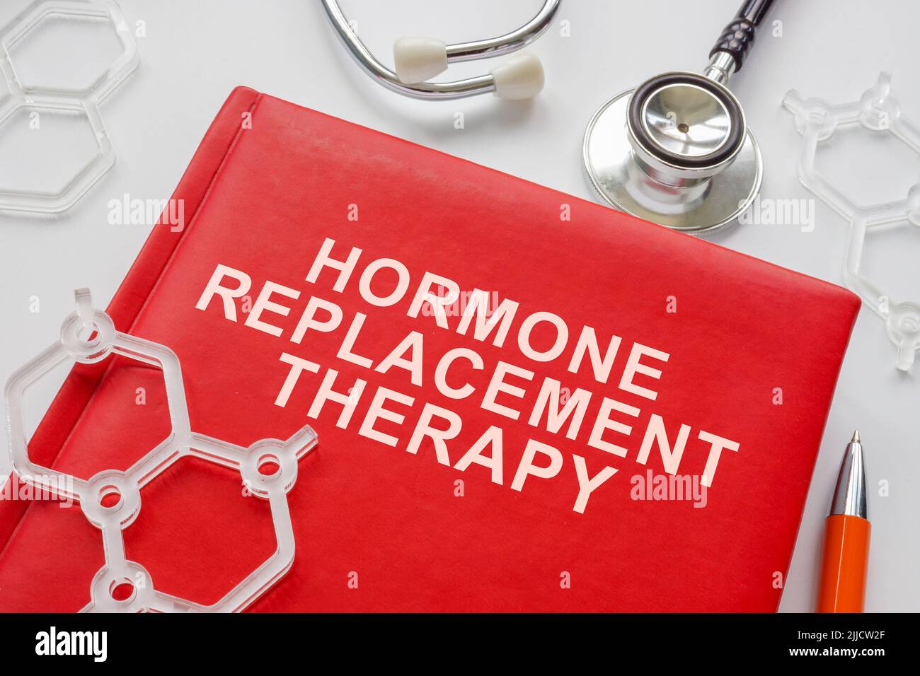 Buch über Hormonersatztherapie und Molekülmodelle. Stockfoto