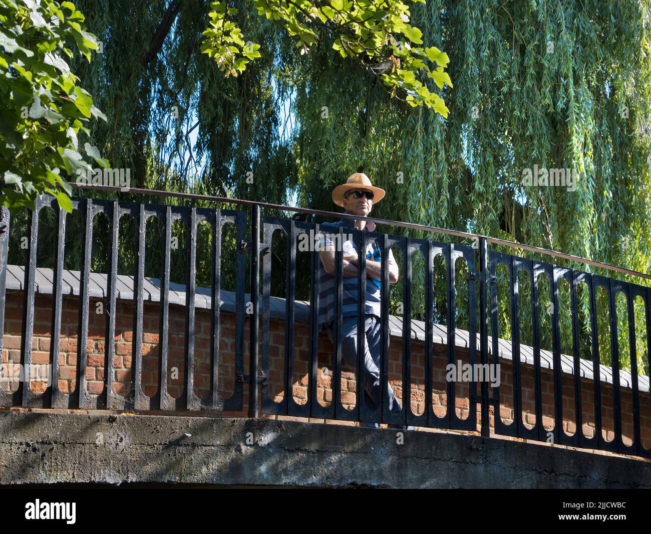 Die Wasserstraßen, Kanäle, Bäche und Flüsse von Oxford sind eine Quelle für viele ruhige, landschaftliche Freuden. Hier sehen wir einen Mann in einem Panamahut, der auf Fren chillen kann Stockfoto