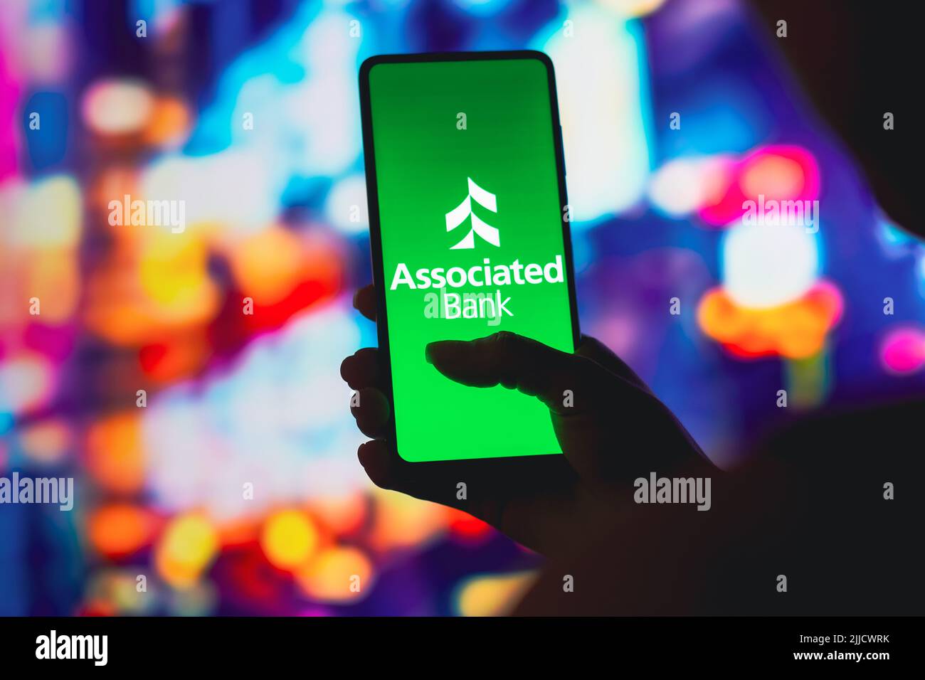 In dieser Abbildung wird das zugehörige Banklogo auf einem Smartphone-Bildschirm angezeigt. Stockfoto