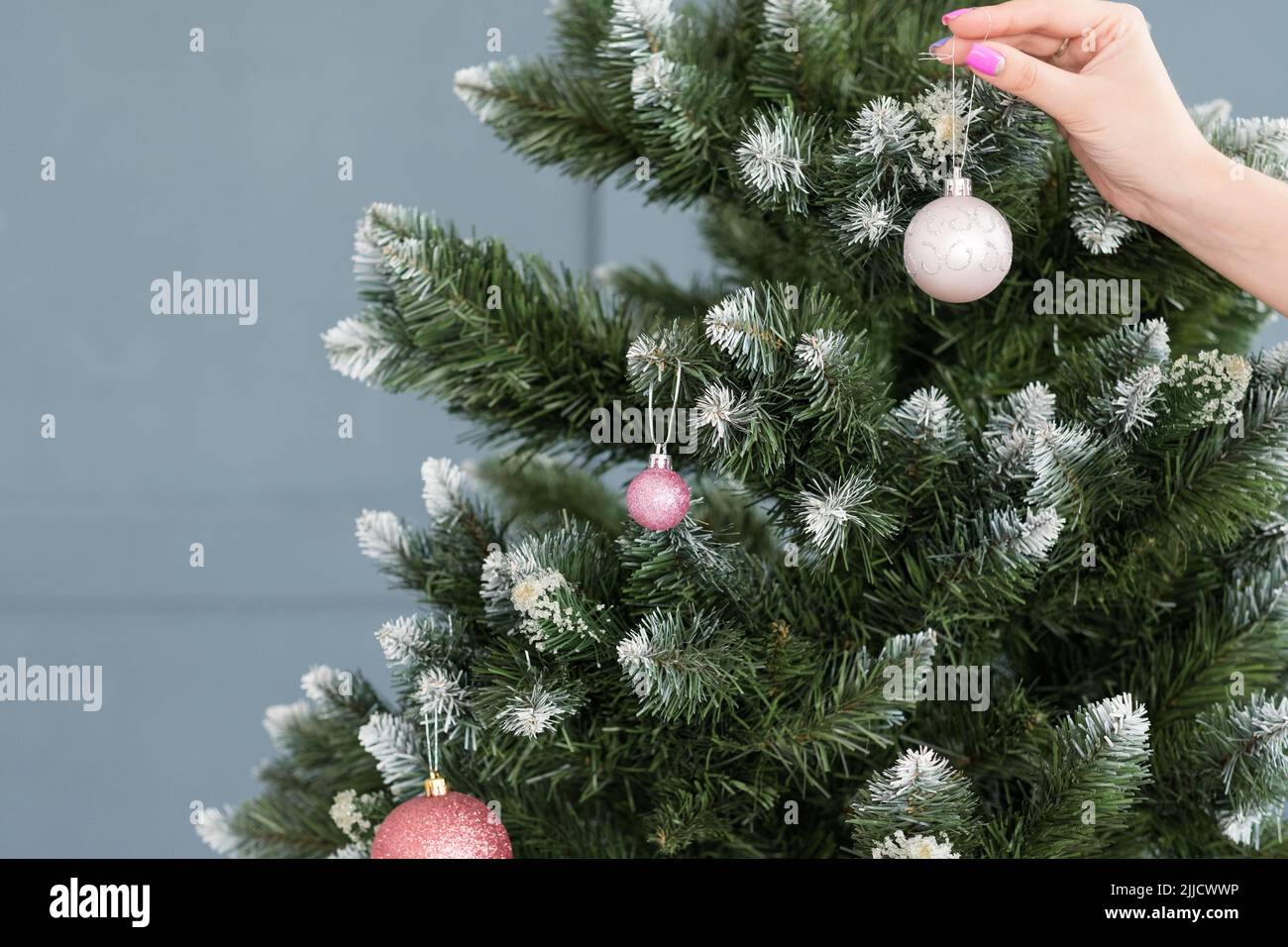 weihnachtsbaum Dekor Tradition Hand festlichen Ball Stockfoto