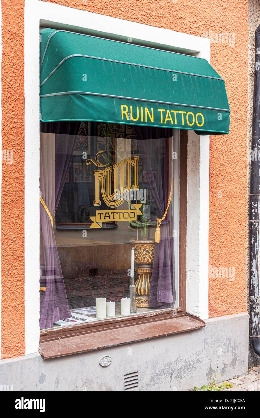 Der eher seltsam benannte Ruin Tattoo Shop in Visby auf der Insel Gotland in der Ostsee vor Schweden Stockfoto
