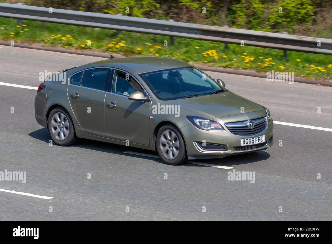 2016 Vauxhall Insignia Techline CDTI Eco S/S, Start-Stopp grün 1598cc Diesel Heckklappe; unterwegs auf der Autobahn M6, Großbritannien Stockfoto