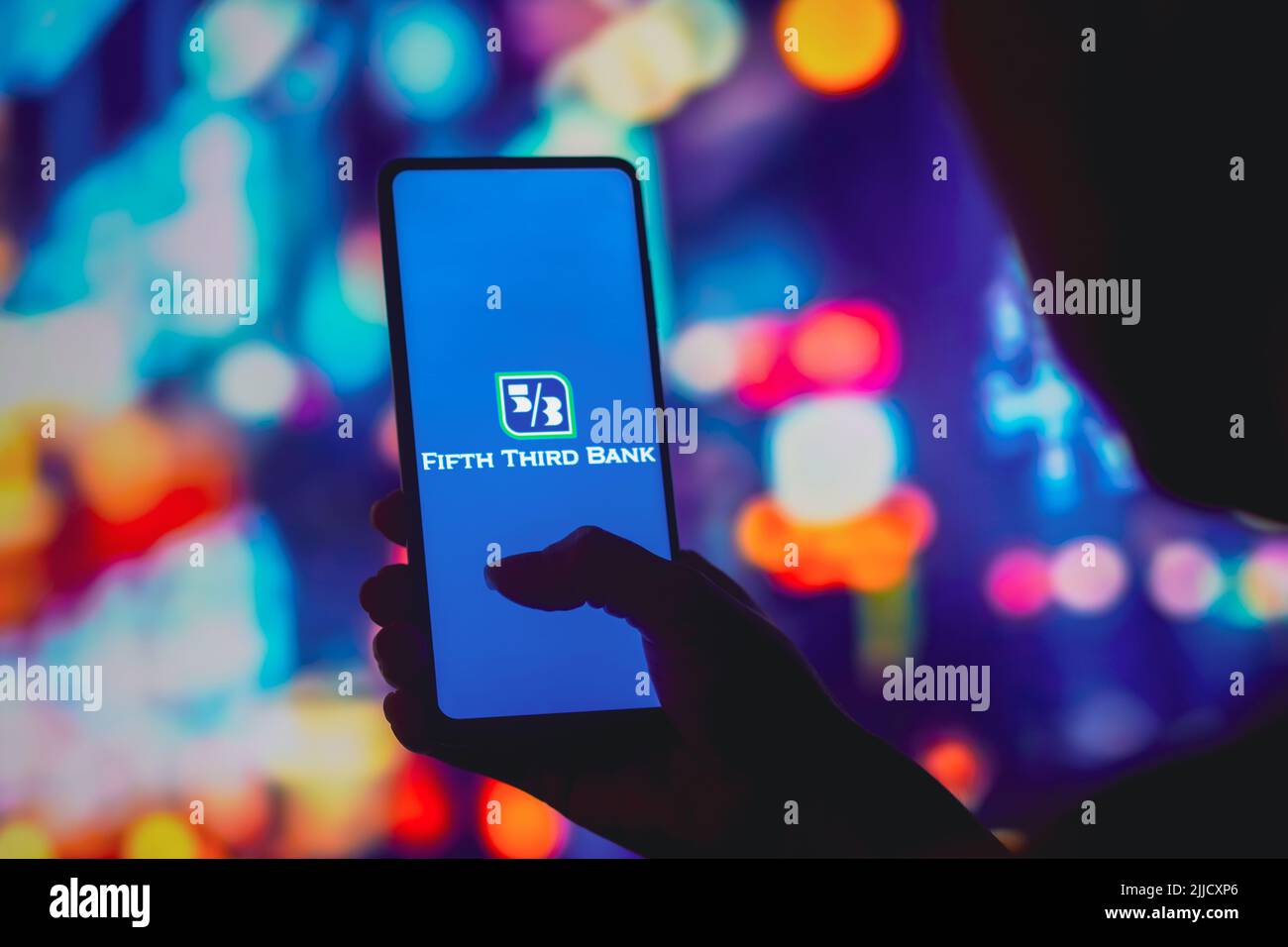 In dieser Abbildung wird das Logo der Fifth Third Bank auf einem Smartphone-Bildschirm angezeigt. (Foto von Rafael Henrique / SOPA Images/Sipa USA) Stockfoto In dieser Abbildung wird das Logo der Fifth Third Bank auf einem Smartphone-Bildschirm angezeigt. (Foto von Rafael Henrique / SOPA Images/Sipa USA) Stockfoto