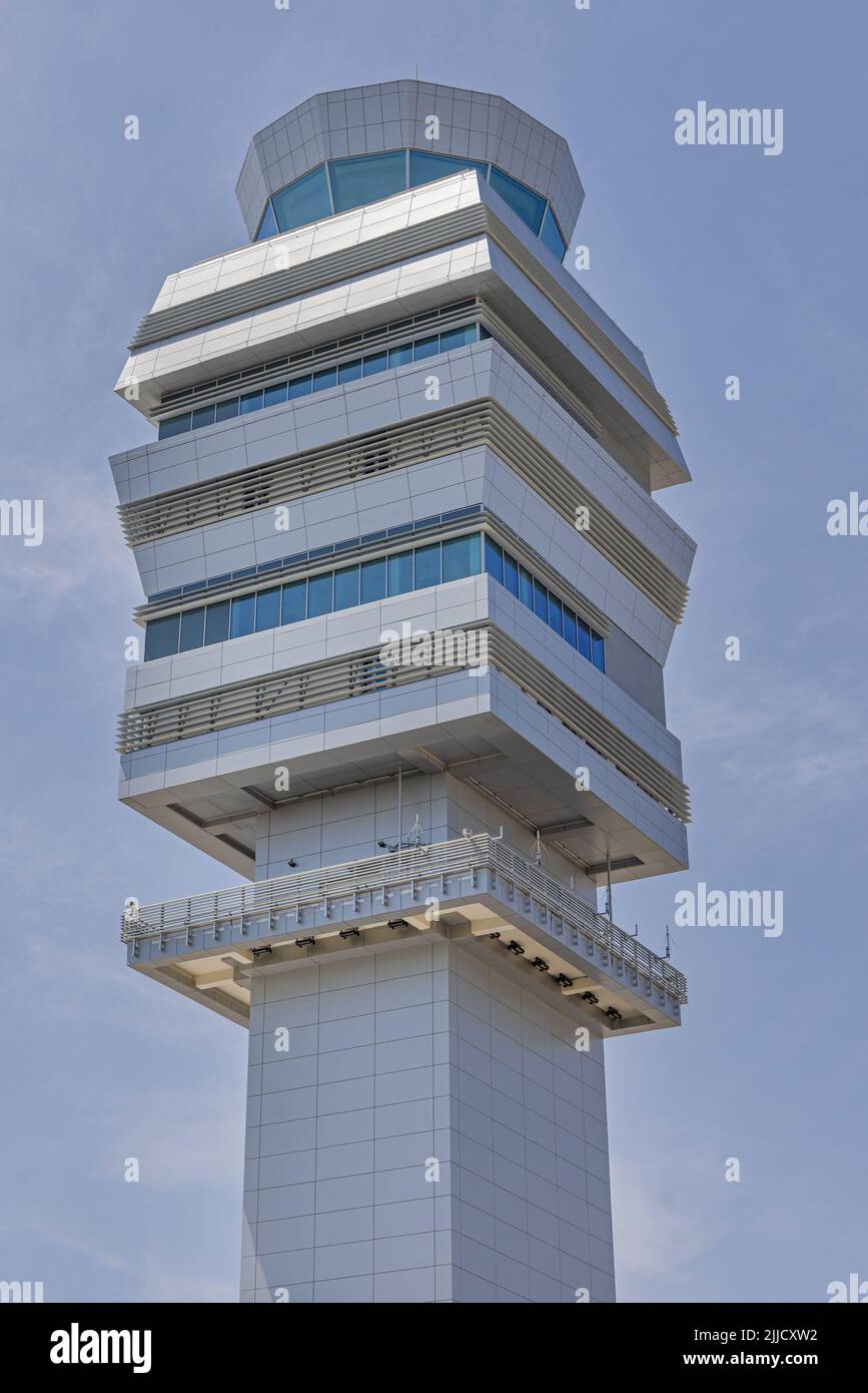 Neuer Flugsicherungsturm am Nikola Tesla Airport in Belgrad Stockfoto