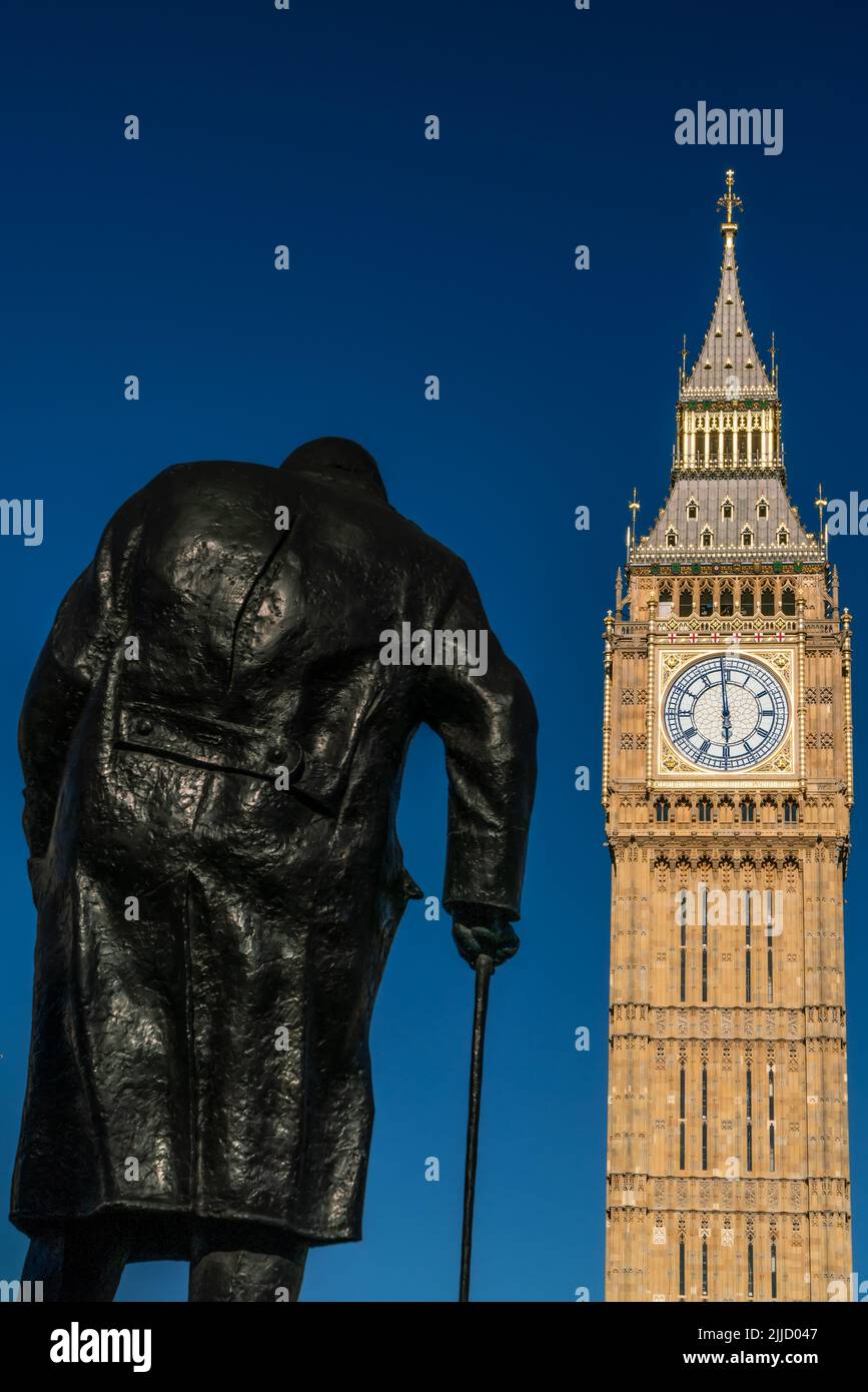 Big Ben, die Houses of Parliament und eine Rückansicht der Winston Churchill Statue auf dem Parliament Square, Westminster, London, England Stockfoto