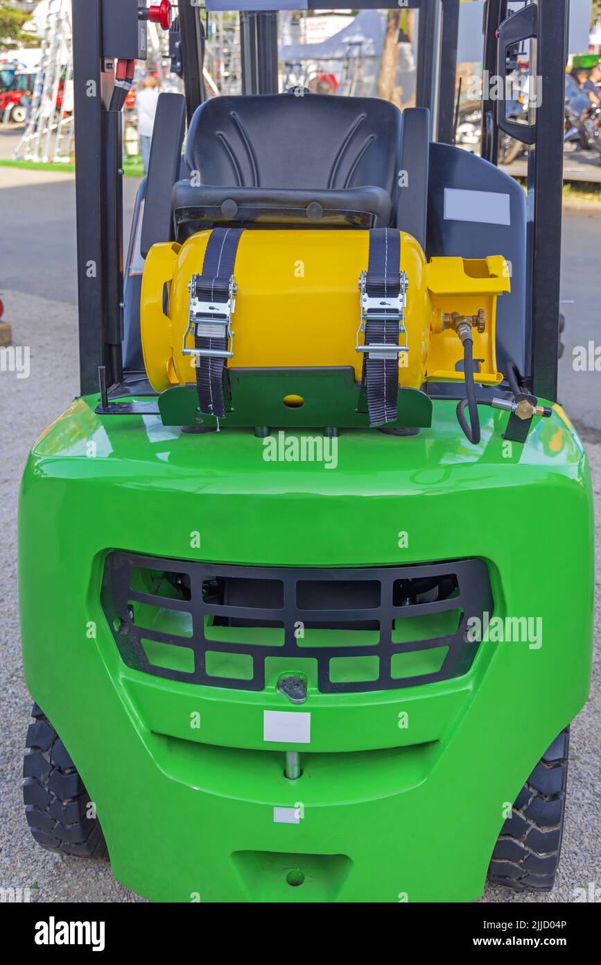 Stahlgastanker bei Green Forklift Truck Stockfoto