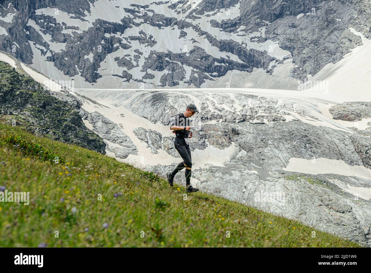 Arkhyz, Russland - 2. Juli 2022: Männlicher Läufer läuft beim Arkhyz X Run bergauf Stockfoto