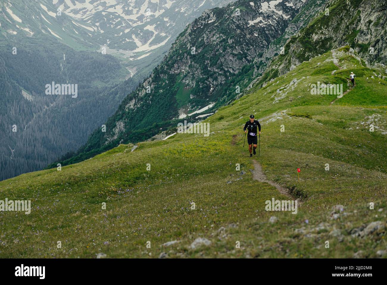 Arkhyz, Russland - 2. Juli 2022: Männlicher Athlet beim Bergwanderweg im Arkhyz X Run Stockfoto