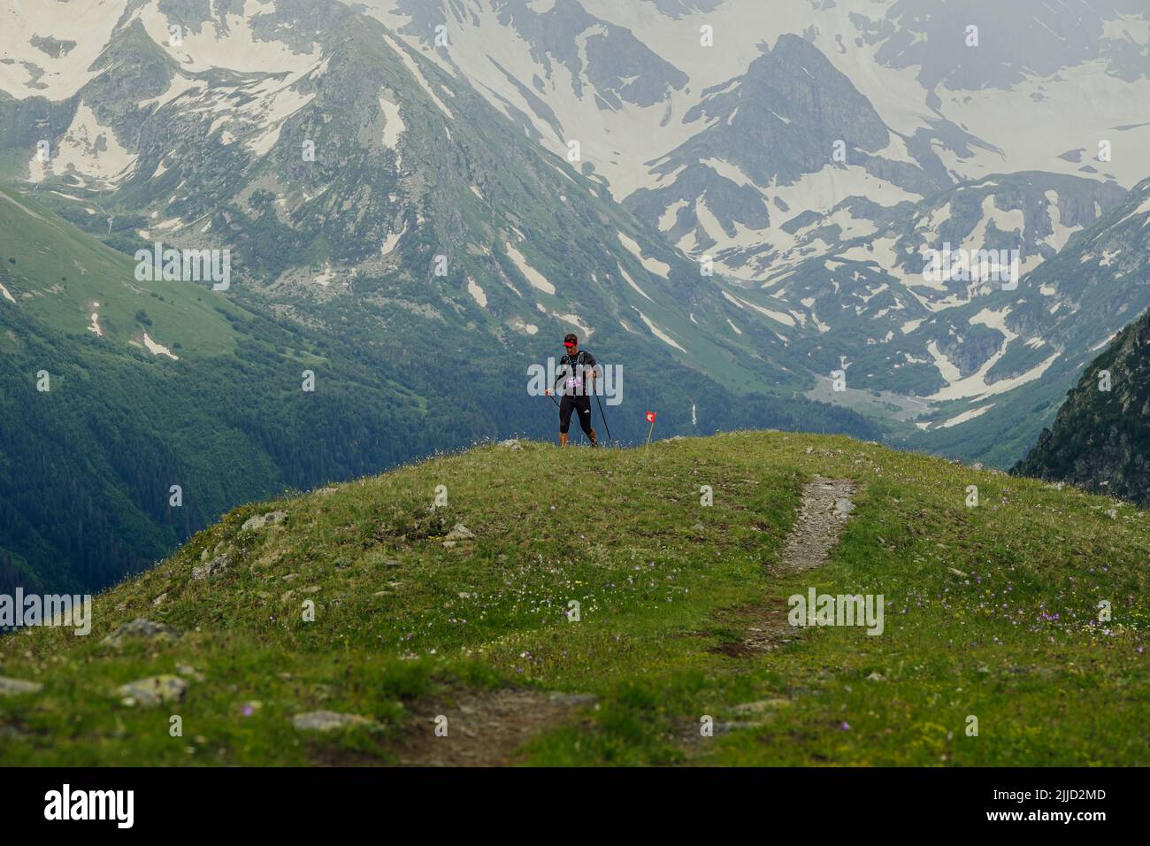 Arkhyz, Russland - 2. Juli 2022: Männlicher Athlet beim Bergwanderweg im Arkhyz X Run Stockfoto