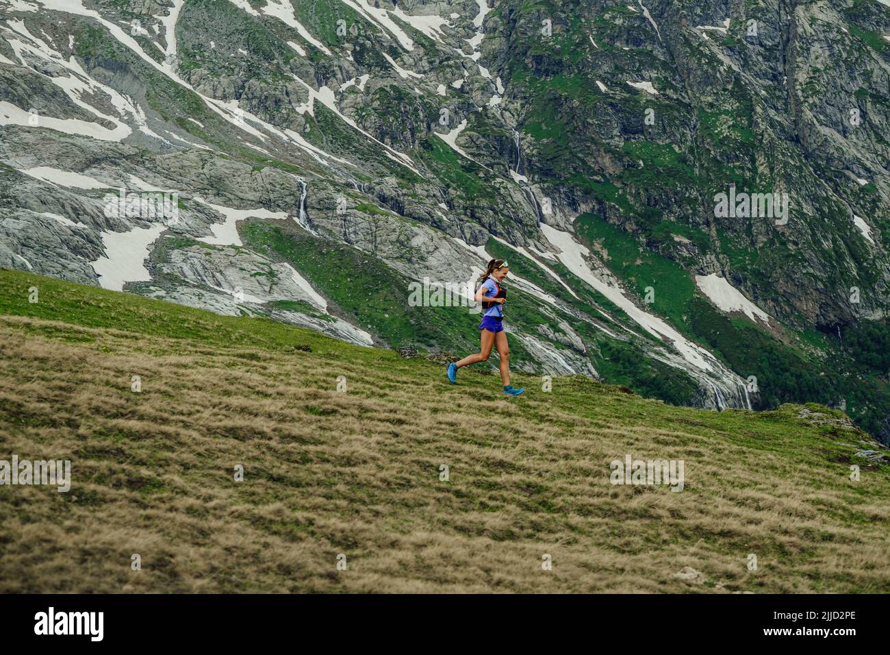 Arkhyz, Russland - 2. Juli 2022: Weibliche Läuferin läuft beim Arkhyz X Run bergauf Stockfoto