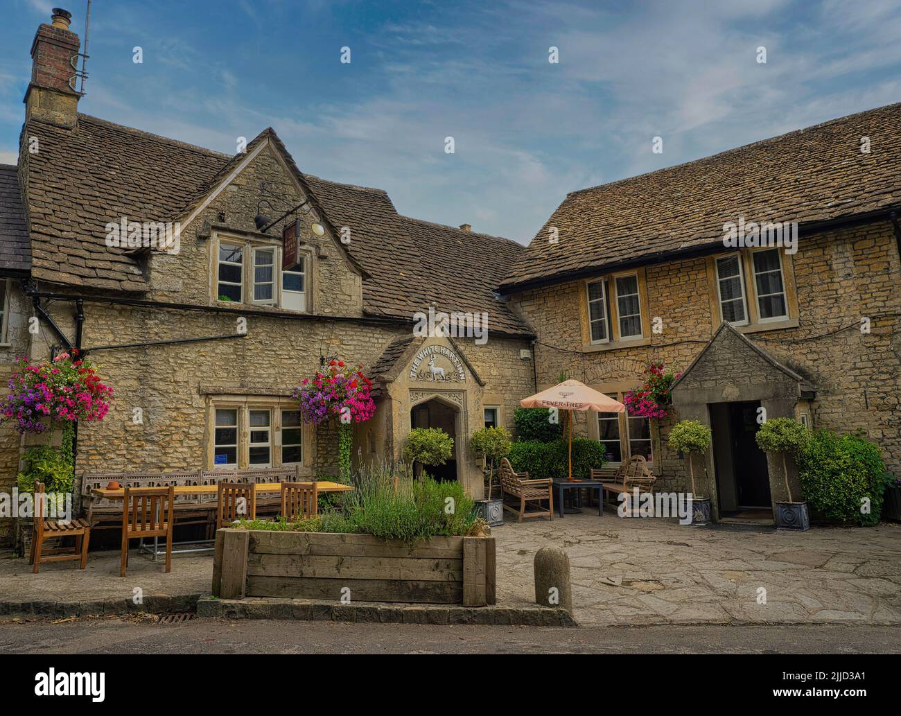 Das traditionelle Cotswolds White Hart Inn im schönen Weiler Ford, Wiltshire. Stockfoto