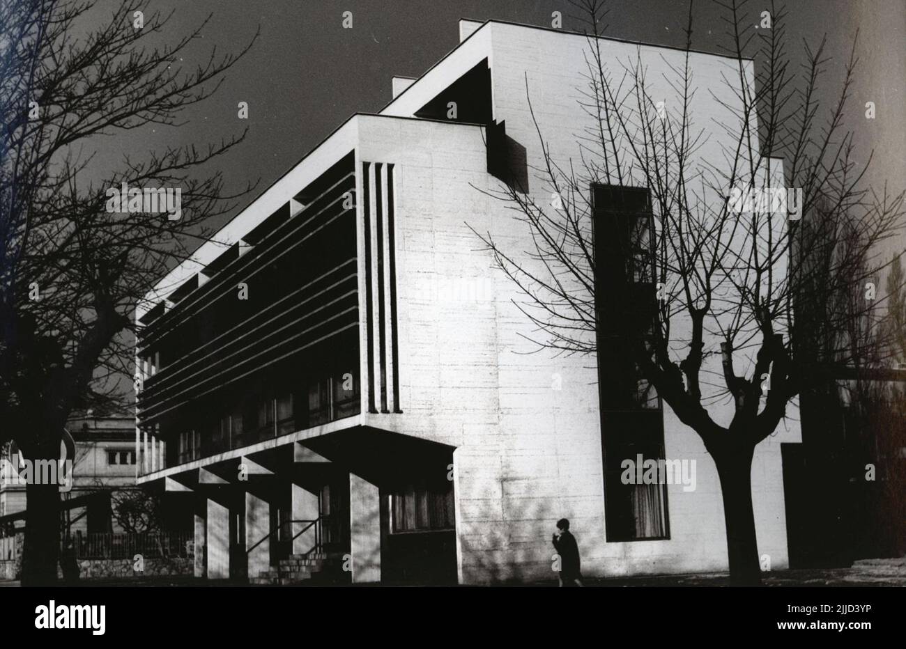 Bürogebäude. National Farmlands’ Office Block im Jahr 1970s. Sammlung Kistelegdi István Kistelegdi, der Ybl-Preisträger Architekt und emeritierter Professor der Fakultät für Technik und Informationstechnik der Universität Pécs, stiftete seine Fotosammlung, Die 3037 digitalisierten Fotos, die Kistelegdi zwischen 1972 und 1988 als Architekturdesigner von BARANYATERV und später von PÉCSITERV erstellte, wurden von der Csorba Gyz Könyvtár Library in der Lokalen Geschichtssammlung der Csorba Gyz Könyvtár erstellt. Die Sammlung umfasst zum Teil den staatlichen Bau Stockfoto