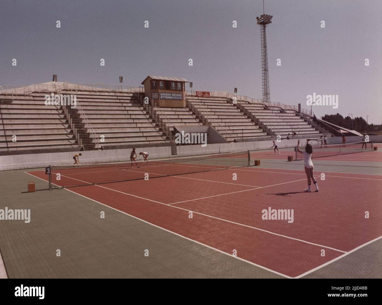 Tennis und Kunsteis. Tennisplatz und Eisbahn in Uránváros. Sammlung Kistelegdi István Kistelegdi, der Ybl-Preisträger Architekt und emeritierter Professor der Fakultät für Technik und Informationstechnik der Universität Pécs, stiftete seine Fotosammlung, Die 3037 digitalisierten Fotos, die Kistelegdi zwischen 1972 und 1988 als Architekturdesigner von BARANYATERV und später von PÉCSITERV erstellte, wurden von der Csorba Gyz Könyvtár Library in der Lokalen Geschichtssammlung der Csorba Gyz Könyvtár erstellt. Die Sammlung umfasst zum Teil die staatlichen Bauten im Stockfoto
