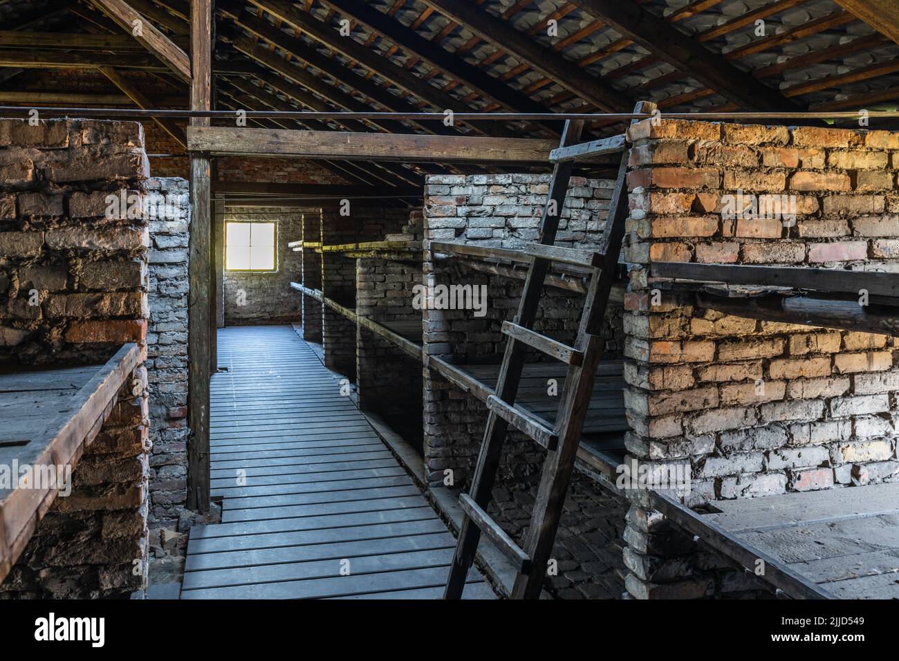 Baracke für Häftlinge im Konzentrationslager Auschwitz-Birkenau. Oswiecim, Polen, 17. Juli 2022 Stockfoto