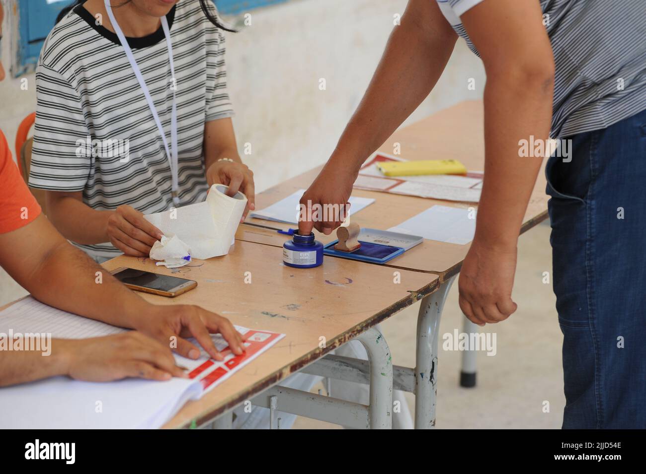 25. Juli 2022, Tunis, Tunesien: Tunesier stimmen während eines Referendums über einen Verfassungsentwurf ab, der vom Präsidenten des Landes am 25. Juli 2022 in einem Wahllokal in der Hauptstadt Tunis vorgelegt wurde. Die Abstimmung wird als Referendum über Präsident Kais Saied angesehen, dessen Charta seinem Amt in einem Bruch mit dem demokratischen Trend des Landes nach 2011 nahezu unkontrollierte Befugnisse verleihen würde. (Bild: © Chokri Mahjoub/ZUMA Press Wire) Stockfoto