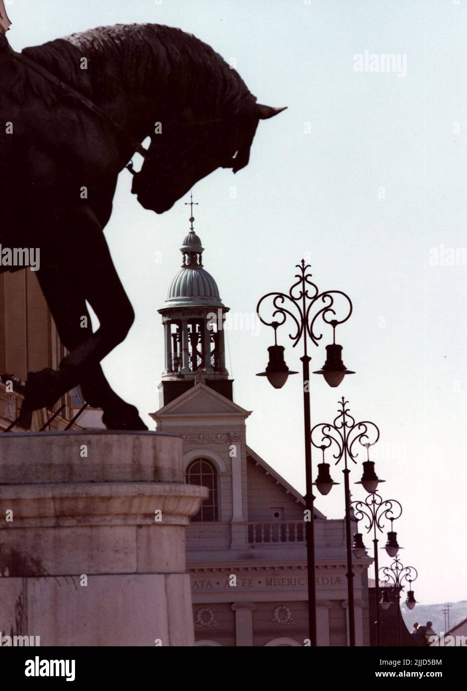 Hunyadi-Statue. Bronzene Reiterskulptur von János Hunyadi auf dem Széchenyi Platz. Sammlung Kistelegdi István Kistelegdi, der Ybl-Preisträger Architekt und emeritierter Professor der Fakultät für Technik und Informationstechnik der Universität Pécs, stiftete seine Fotosammlung, die während seiner wissenschaftlichen Tätigkeit angefertigt wurde, an die lokale Geschichtssammlung der Bibliothek Csorba Gyz Könyvtár der Csorba Gyz Könyvtár. Die 3037 digitalisierten Fotos hat Kistelegdi zwischen 1972 und 1988 als Architekturdesigner von BARANYATERV und später PÉCSITERV erstellt. Die Sammlung umfasst teilweise die Stockfoto