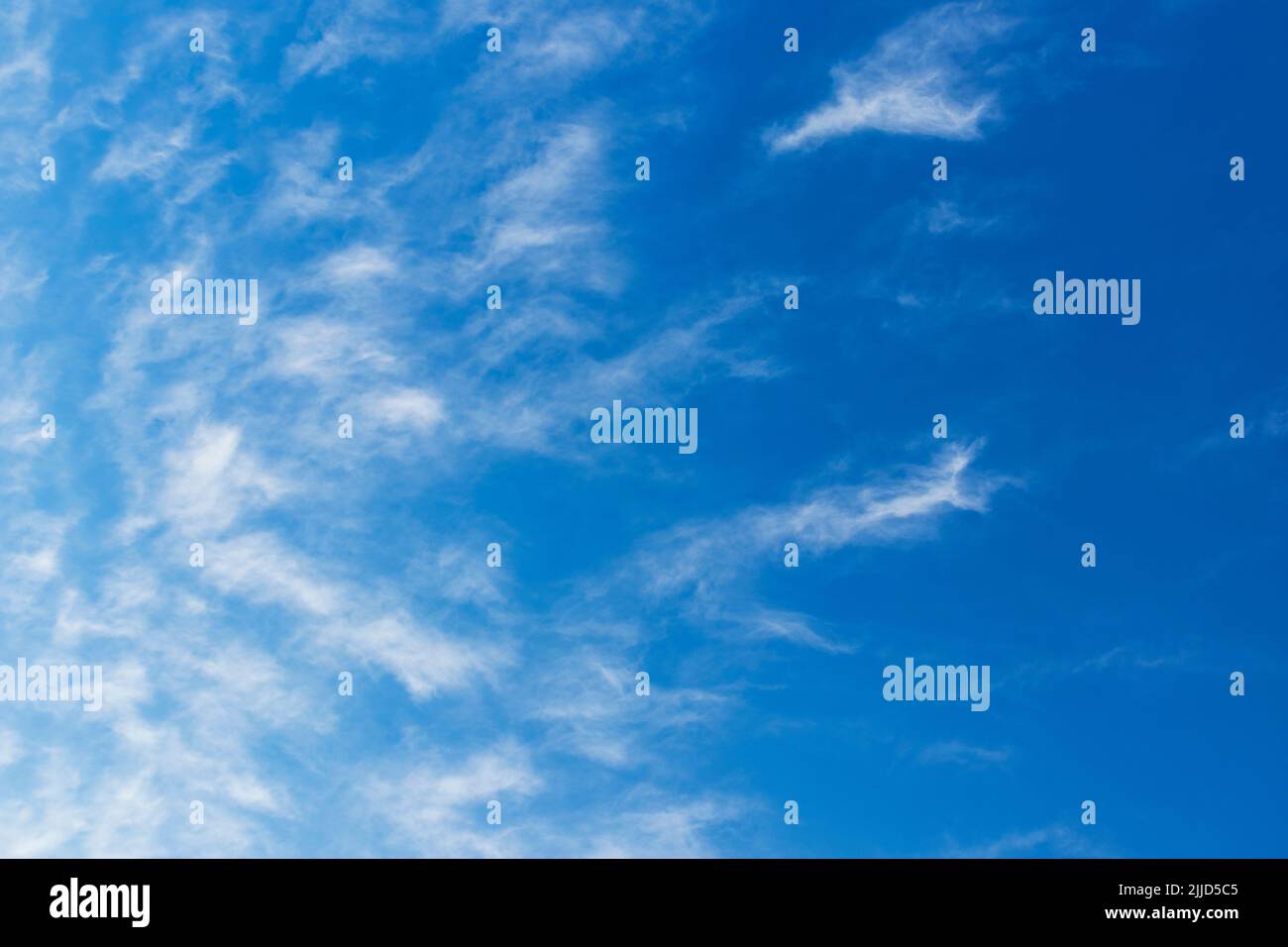 Außergewöhnliche Ausstellung von Cirrus Cloud an einem frühen Juliabend in Großbritannien Stockfoto