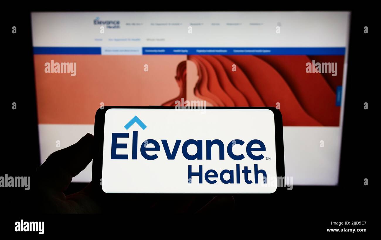 Person, die das Smartphone mit dem Logo der US-Versicherungsgesellschaft Elevance Health Inc. Auf dem Bildschirm vor der Website hält. Konzentrieren Sie sich auf die Telefonanzeige. Stockfoto