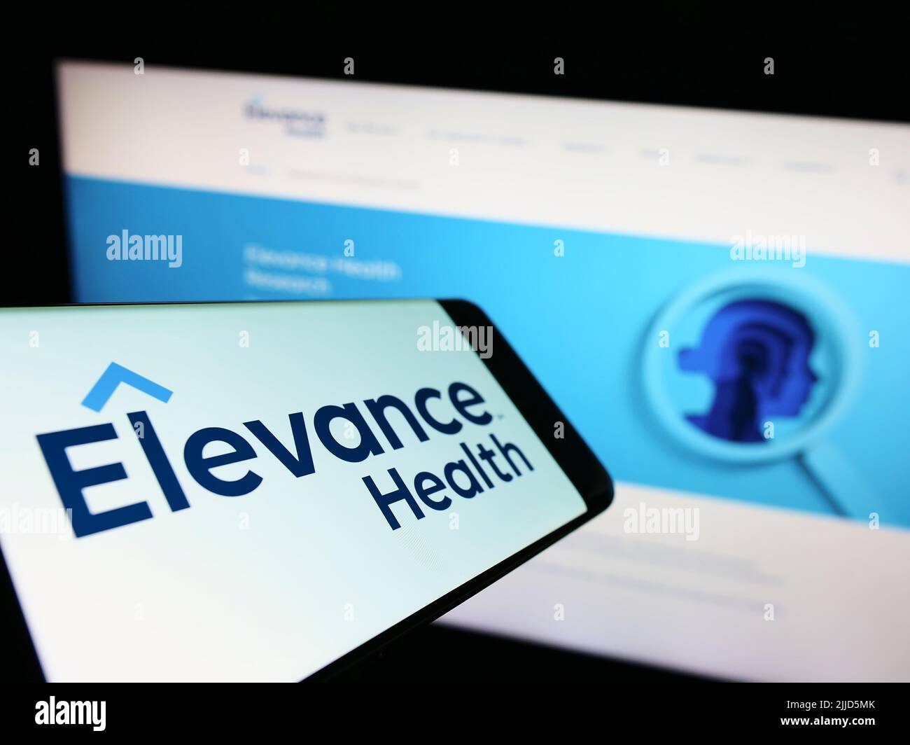 Smartphone mit Logo der amerikanischen Versicherungsgesellschaft Elevance Health Inc. Auf dem Bildschirm vor der Unternehmenswebsite. Konzentrieren Sie sich auf die Mitte des Telefondisplays. Stockfoto