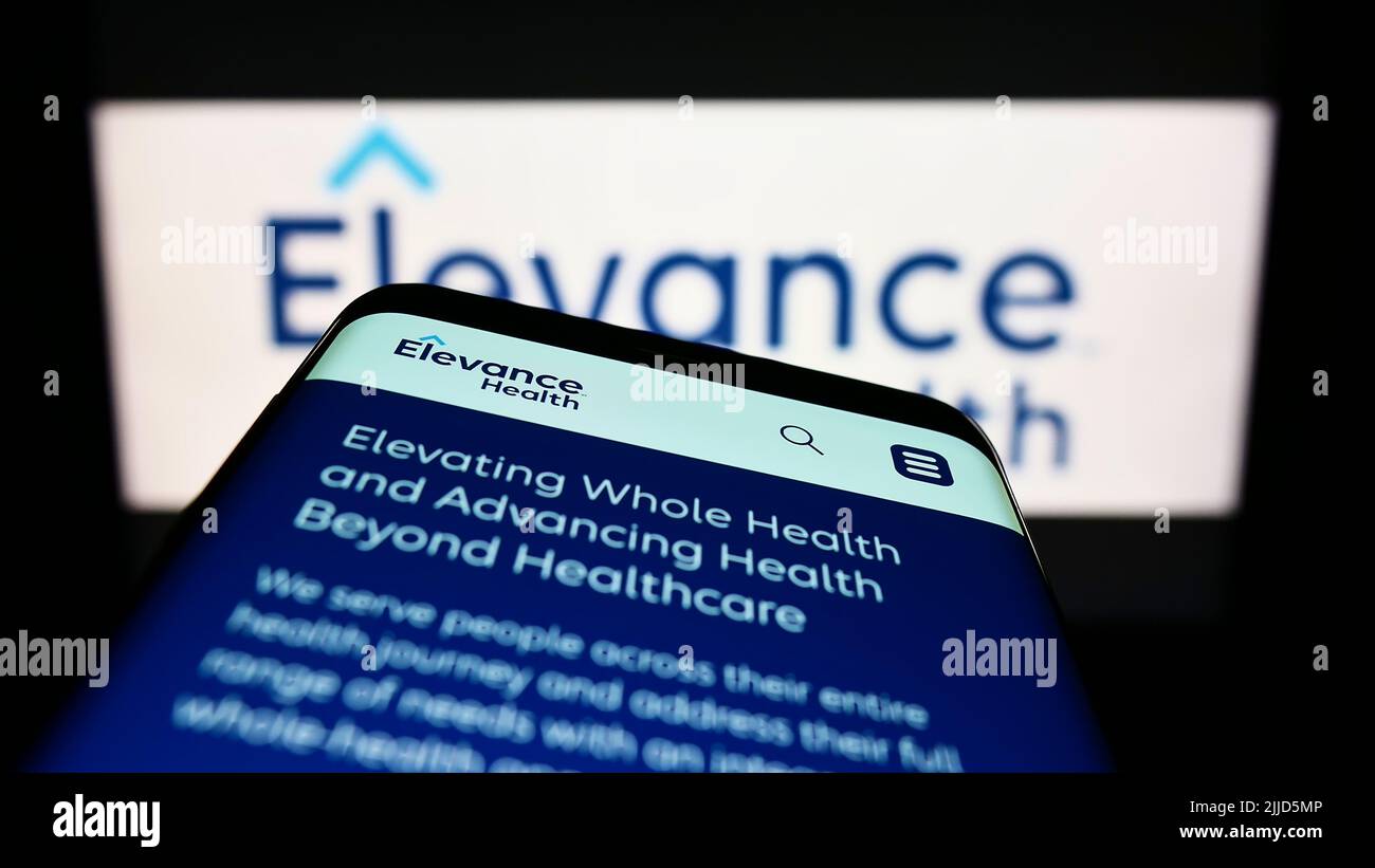 Mobiltelefon mit Website der US-Versicherungsgesellschaft Elevance Health Inc. Auf dem Bildschirm vor dem Unternehmenslogo. Konzentrieren Sie sich auf die obere linke Seite des Telefondisplays. Stockfoto