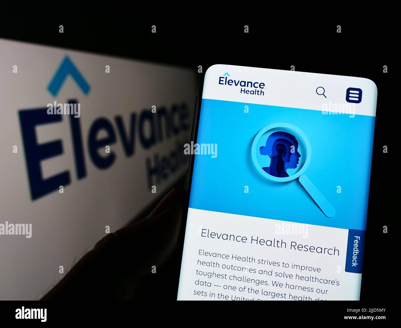 Person, die Mobiltelefon mit der Webseite der US-Versicherungsgesellschaft Elevance Health Inc. Auf dem Bildschirm vor dem Logo hält. Konzentrieren Sie sich auf die Mitte des Telefondisplays. Stockfoto