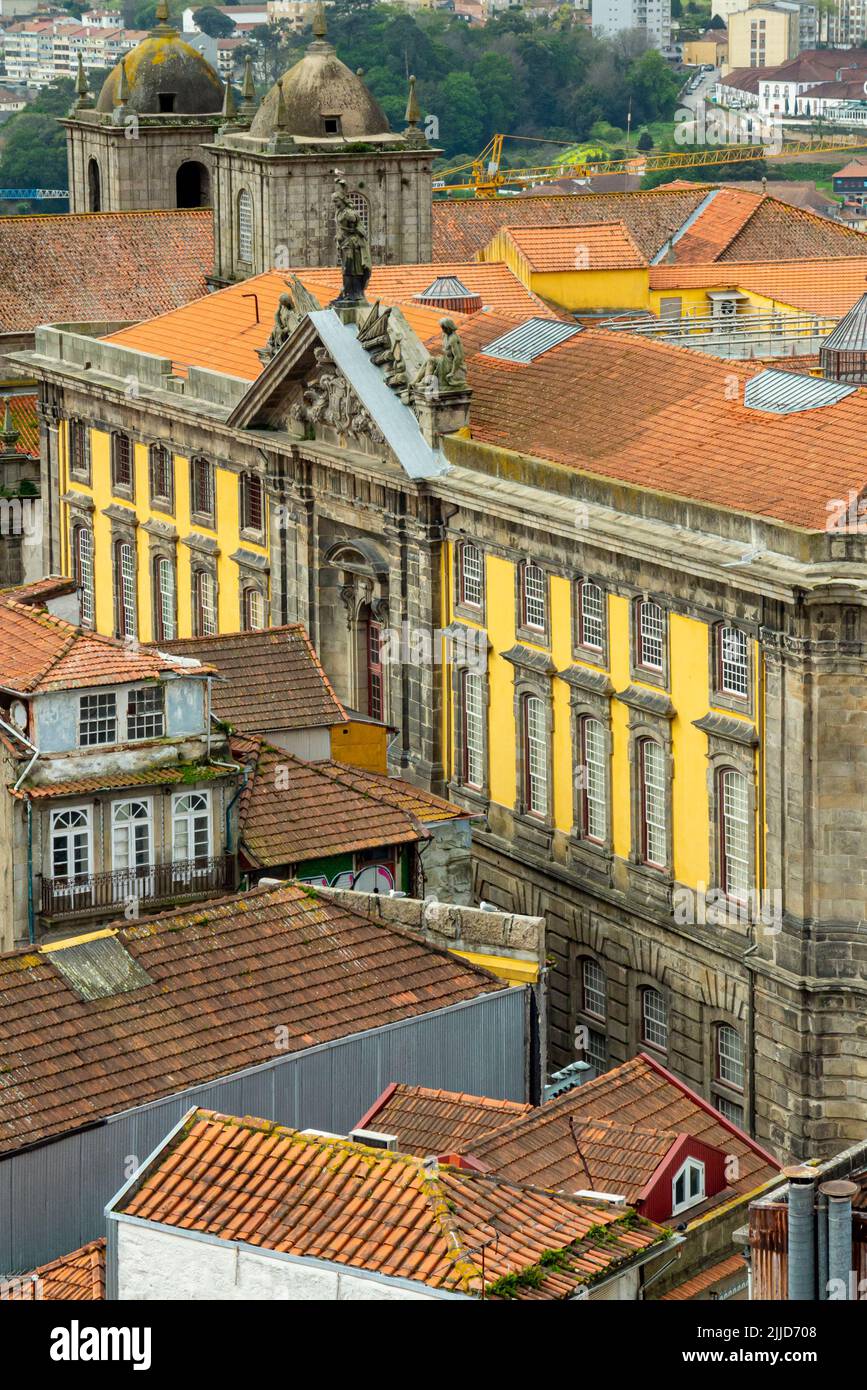 Blick über die Dächer auf Gebäude im Zentrum von Porto, einer bedeutenden Stadt im Norden Portugals. Stockfoto