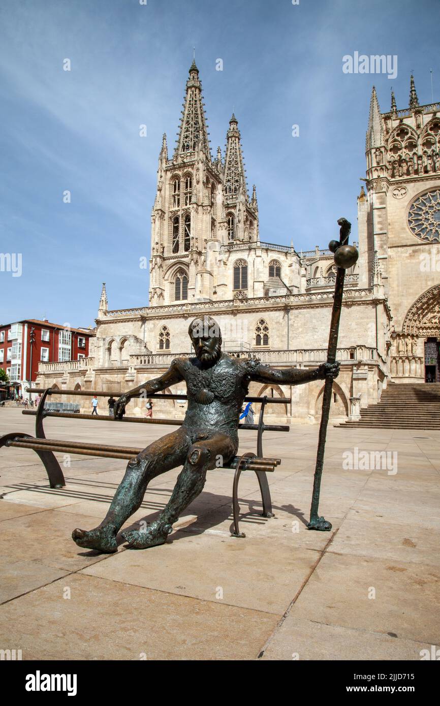 Bronzestatue eines Pilgers auf der plaza Maria vor der Kathedrale Santa Maria in der spanischen Stadt Burgos Spanien Stockfoto